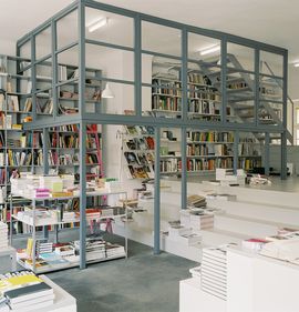 Pro qm, thematische Buchhandlung zu Stadt, Politik, Pop, Ökonomiekritik, Architektur, Design, Kunst & Theorie