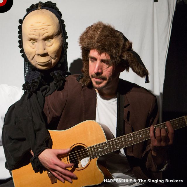 HARFENJULE & The Singing Buskers