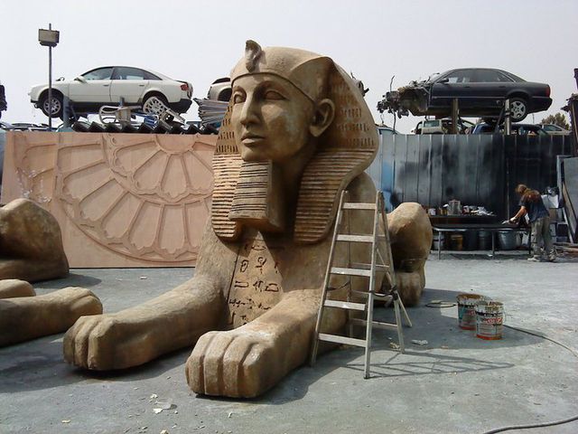Bühnenbild mit Sculputures